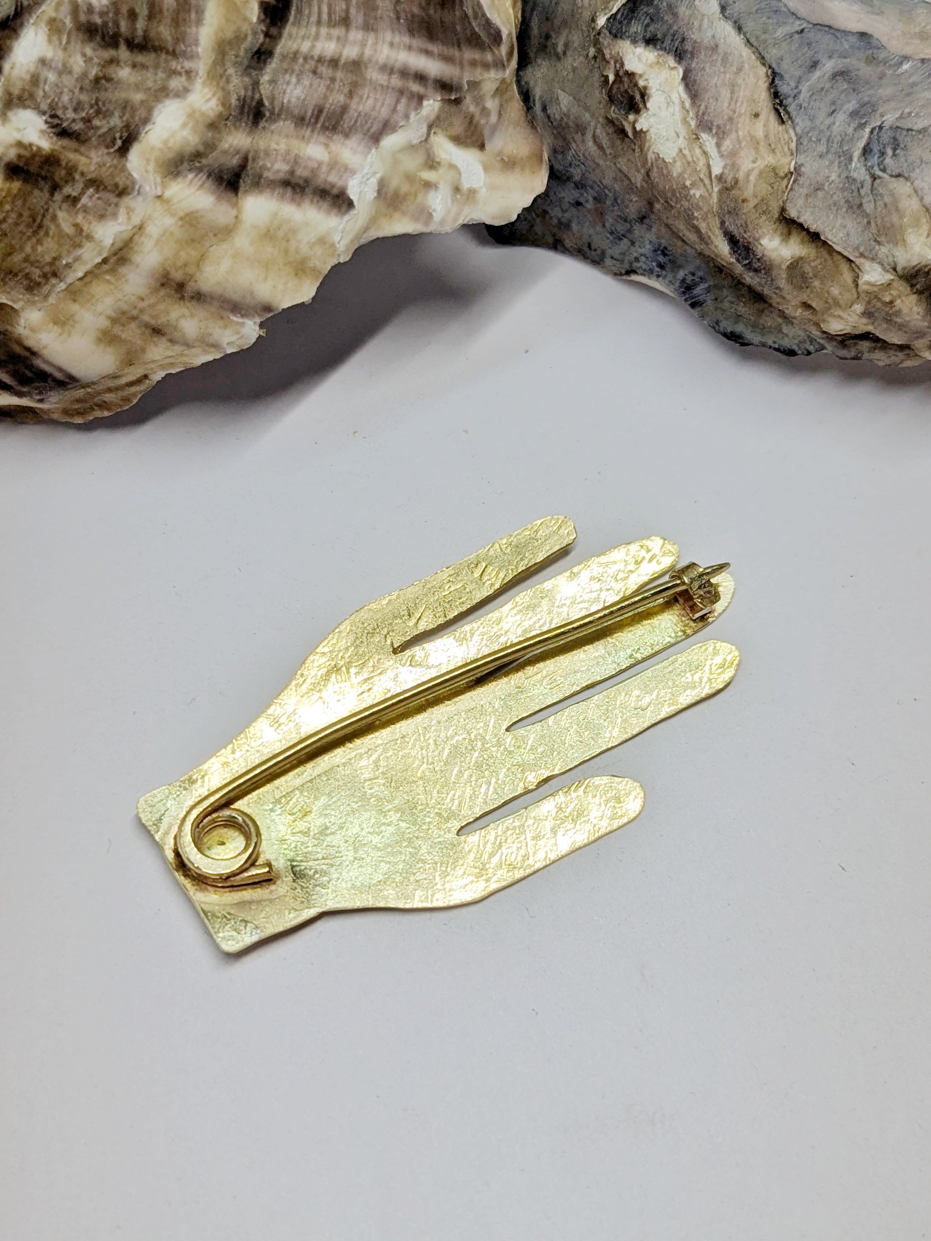 ANTIK Hand Brooch