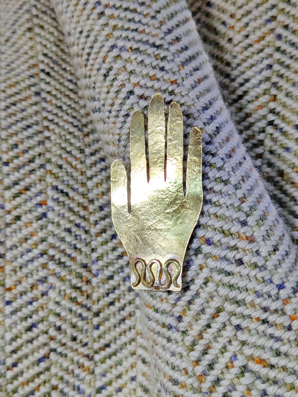 ANTIK Hand Brooch