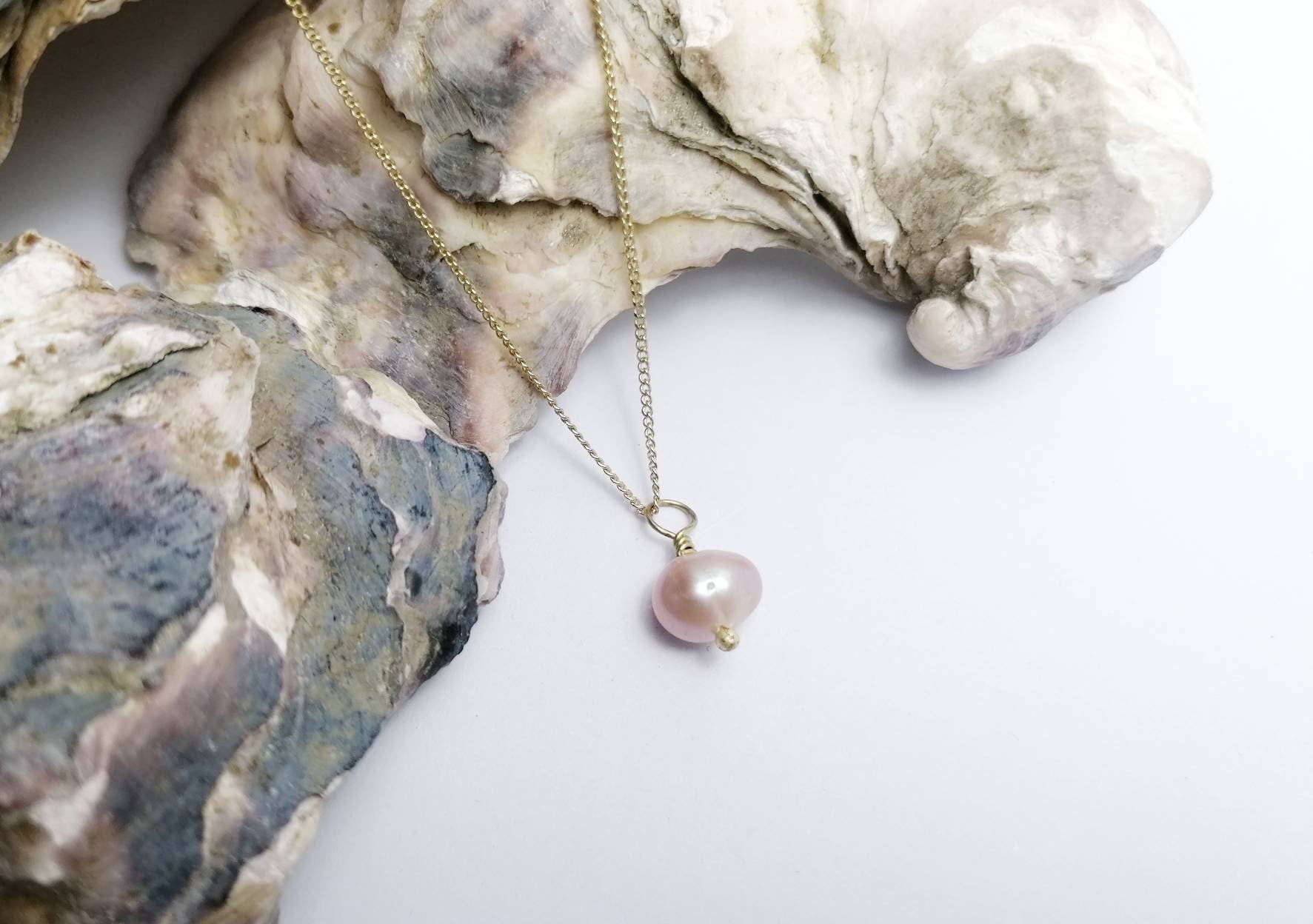 FEMME Simple Pearl Necklace